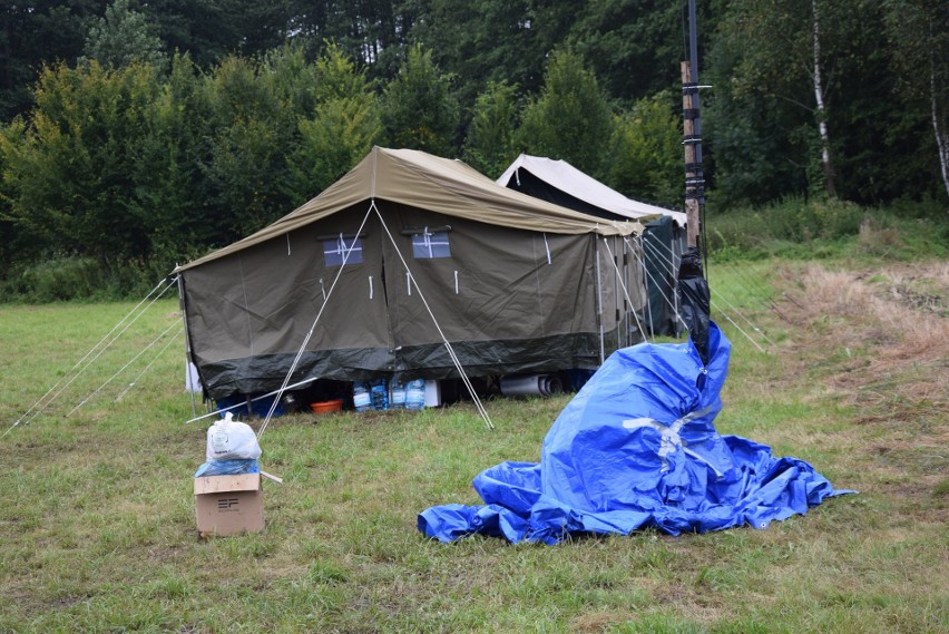 Pod Usnarzem koczują migranci. Polscy aktywiści twierdzą, że są chorzy, a białoruska strona organizuje im briefing prasowy 