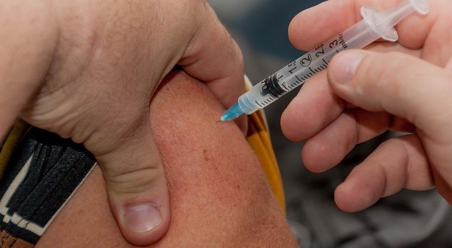 Rusza akcja szczepień przeciwko grypie sezonowej. Dla kobiet w ciąży i seniorów 75+ szczepionka jest bezpłatna.