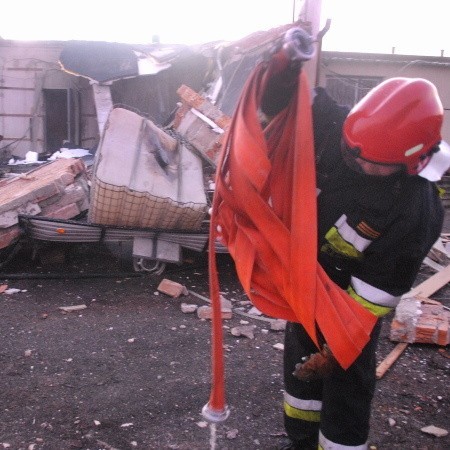 Trzy zastępy strażaków zabezpieczyły zgliszcza zniszczonej kotłowni 