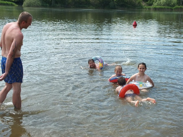 W niedzielę Tomasz Strzelecki już się kąpał na Piachach z czwórką swoich dzieci.