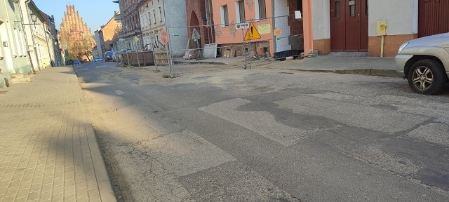 Trwają remonty ulic w Chełmnie. Czytelnicy zgłaszają problemy z dojazdem do swoich posesji