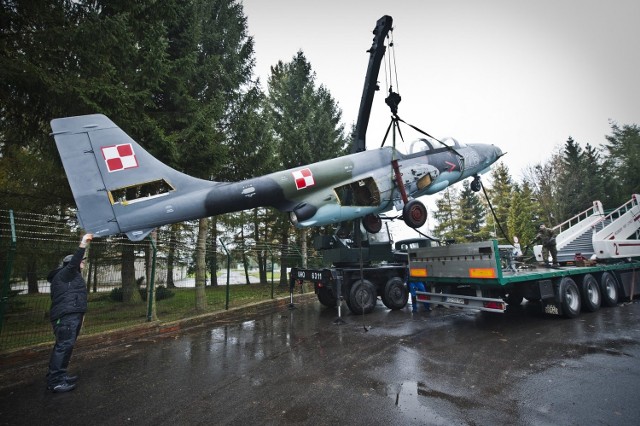 Do Muzeum Obrony Przeciwlotniczej w Koszalinie dotarł w piątek kolejny eksponat. Tym razem to TS-11 Iskra - samolot szkoleniowo-treningowy. Przypomnijmy, że niedawno trafił tu inny samolot - Jak-40. 