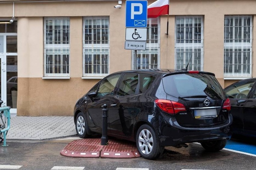 Zanim kierowca zaparkuje powinien zasygnalizować zamiar...