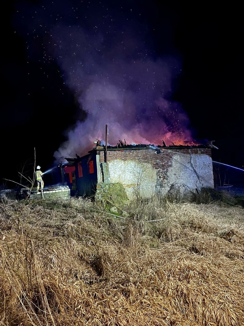 Pożar budynku po dawnym młynie w gminie Nowa Słupia.