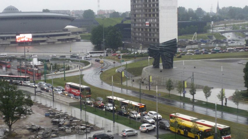 DZ24: Wypadek na DK86 w Katowicach. W korku stoi centrum miasta [ZDJĘCIA]