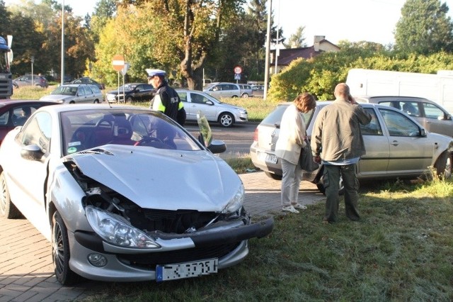 Peugeot 206 cc po zderzeniu z volkswagenem golfem.