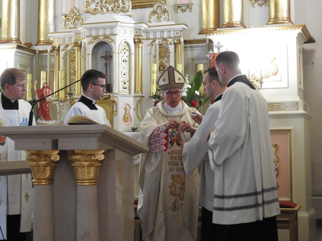 Akt konsekracyjny podpisano w trzech egzemplarzach. Jeden z nich został umieszczony w kapsule pod ołtarzem.