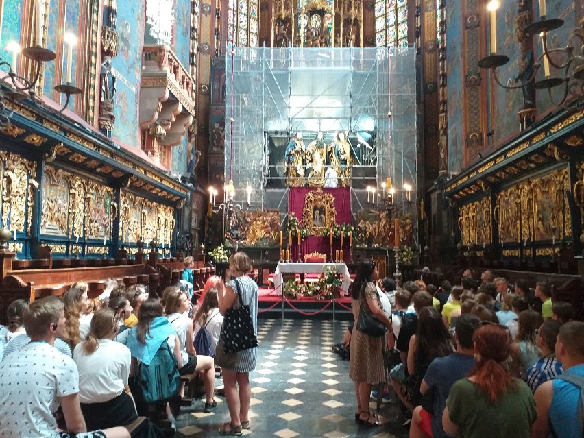 Kraków. Figury z ołtarza Wita Stwosza zbliżyły się do oglądających. Można obserwować prace przy nich