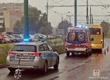 Wypadek w Tychach. Autobus potrącił pieszego koło McDonalda. 25-latek trafił do szpitala z urazem kręgosłupa ZDJĘCIA 