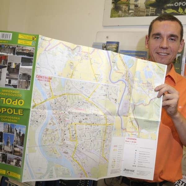 Mapę można otrzymać w Miejskiej Informacji Turystycznej przy ulicy Krakowskiej. Pokazuje ją Eryk Latała, pracownik MIT.