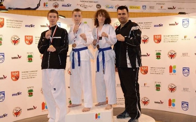 Medaliści z Opolskiego Klubu Taekwondo (od lewej): Jakub Kędziora, Paweł Junik i Filip Maksimczuk z trenerem Łukaszem Rewieńskim.