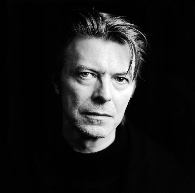 David Bowie8.01.1947 - 10.01.2016Brytyjski piosenkarz, kompozytor, autor tekstów, a także aktor. Zaczął występować jako David Bowie, aby nie mylono go z wokalistą The Monkees o nazwisku Davy Jones. Pracował też jako producent, m.in. Lou Reeda, Iggy’ego Popa. Wylansował wiele muzycznych mód i trendów. Zmarł dwa dni po swoich 69 urodzinach i premierze albumu „Blackstar”.