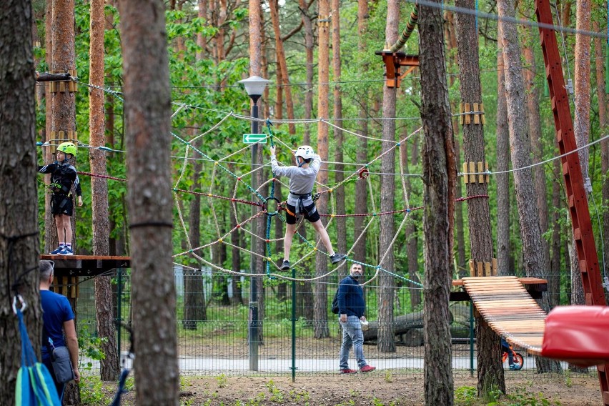 W parku linowym czekają też dodatkowe atrakcje, jak...