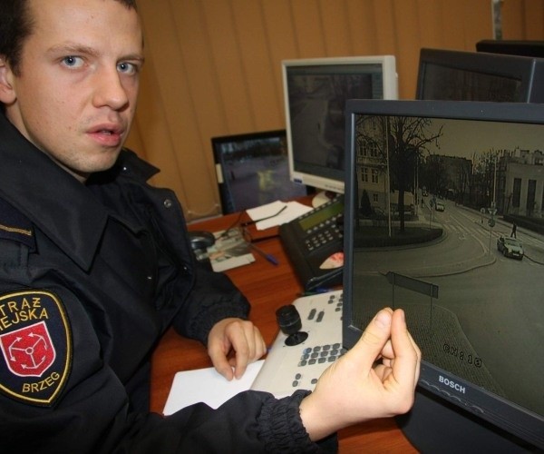 Kamil Kłosiewicz, strażnik miejski pokazuje jak działa kamera na rondzie przy ul. Armii Krajowej.