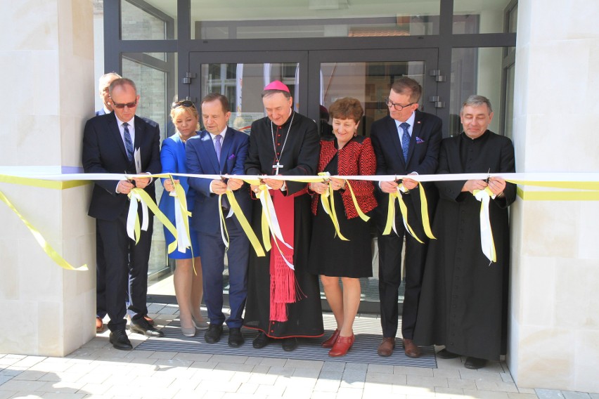 Dom uroczyście otwarto 12 kwietnia. Mieści się przy ulicy...