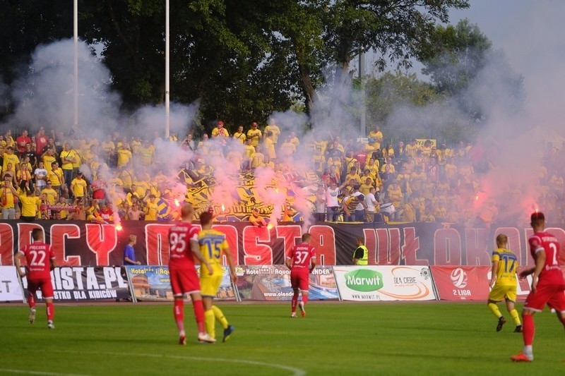 Są zniszczenia na Stadionie Miejskim. Race kibiców uszkodziły bieżnię [ZDJĘCIA]