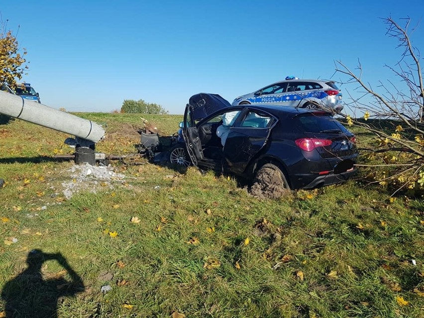 Samochód uderzył w słup energetyczny. Wypadek na DK57, w Czaplicach Piłatach gm. Chorzele [ZDJĘCIA OSP CHORZELE]