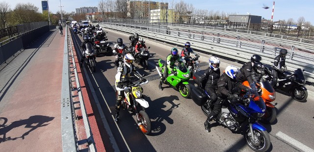 W niedzielę, 14 kwietnia, słupscy motocykliści zainaugurowali sezon motocyklowy w Słupsku. Przez miasto przejechała parada jednośladów.Druga część imprezy odbyła się w Parku Kultury i Wypoczynku, gdzie zaplanowano: gorący poczęstunek dla motocyklistów, występy zespołów muzycznych, pokaz mistrzyń Polski 2019 - Cheerleaders Maxi Słupsk, kwestę i licytację na rzecz stowarzyszenia Wiatraczek, pokaz przedlekarskiej pomocy ofiarom wypadków i losowanie fantów. 