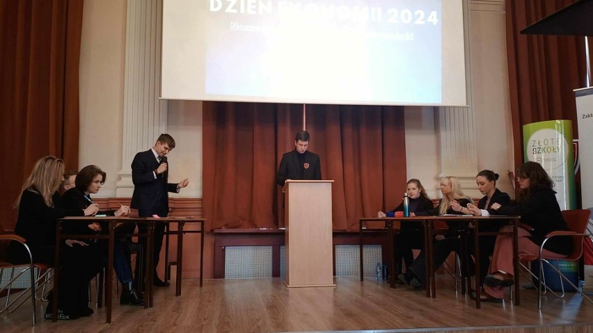 Debata w I LO w Bydgoszczy: „Czy wysokość danin publicznych...