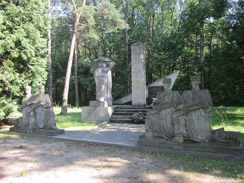 Tak wygląda teraz pomnik żołnierzy radzieckich na cmentarzu...
