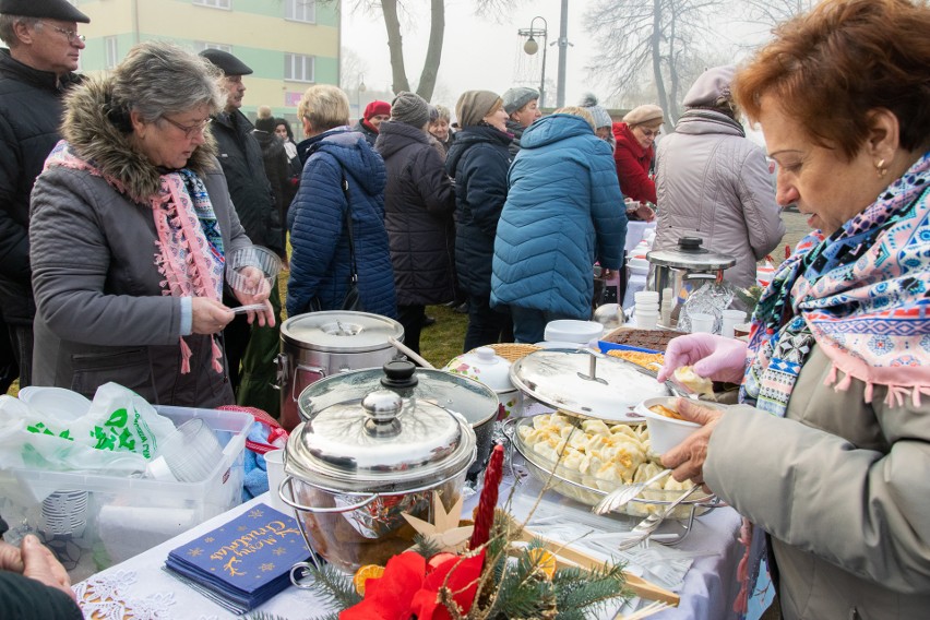 Świątecznie i pysznie na Rynku w Grębowie. Mieszkańcy gminy kolędowali na kiermaszu bożonarodzeniowym [ZDJĘCIA]