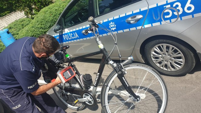 Wygrawerowane numery zostaną wprowadzone do policyjnej bazy rowerów oznakowanych.
