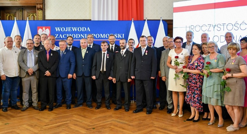 Pracownicy Szczecińskiego Przedsiębiorstwa Autobusowego  "Klonowica" z odznaczeniami od Prezydenta RP