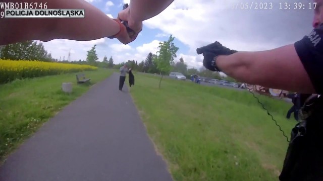 Zatrzymanie mężczyzny w miejscowości Ziemnice pod Legnicą. Kadry z kamery służbowej funkcjonariusza Samodzielnego Pododdziału Prewencji Policji w Legnicy.