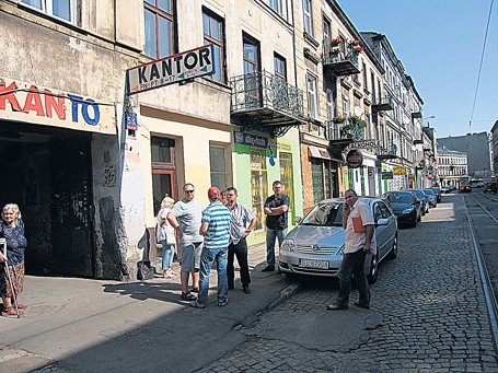 Po rabunku przed kantorem pojawili się policjanci z ekipy dochodzeniowo-śledczej Komendy Miejskiej Policji.