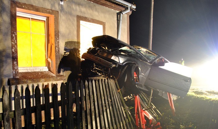 Śmiertelny wypadek w miejscowości Rudna. Bmw uderzyło w dom.