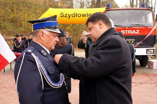 Jerzy Pijarski, prezesa OSP został odznaczony Brązowym Krzyżem Zasługi przyznanym przez prezydenta Bronisława Komorowskiego. Wręcza mu go wicewojewoda Dariusz Piątek.