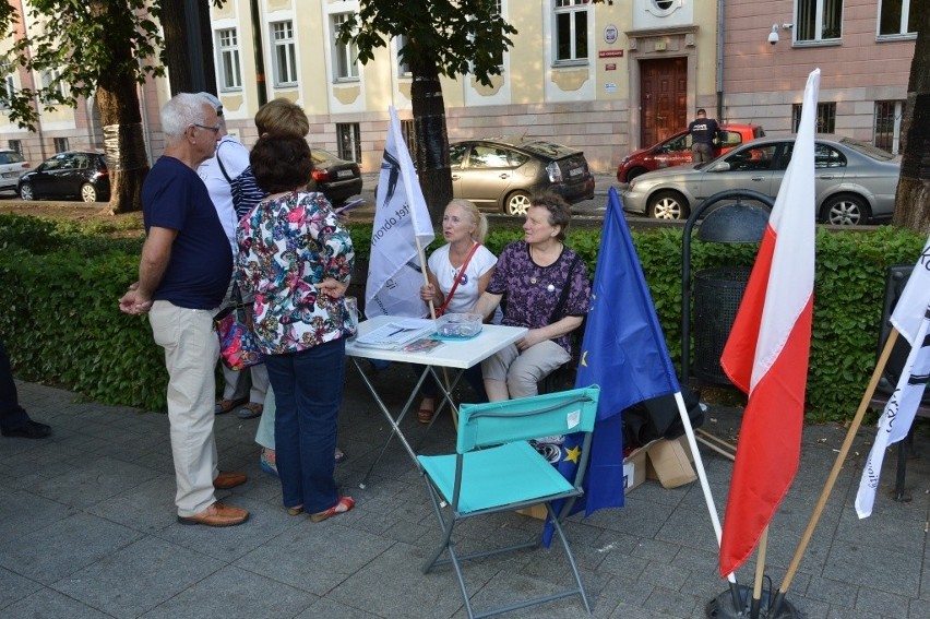 Demonstracja pod Sądem Okręgowym w Opolu.