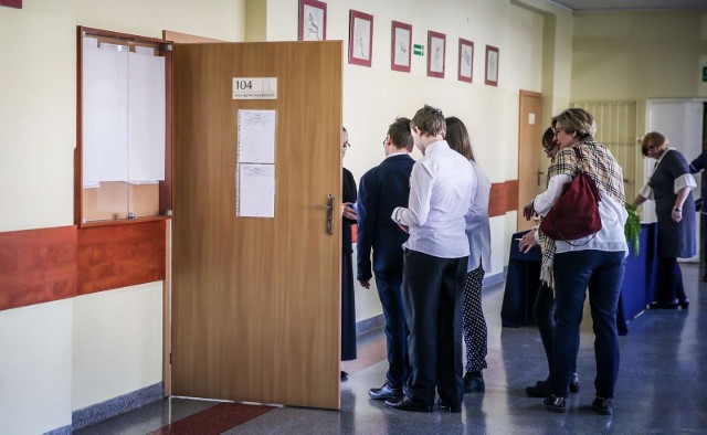 W kwietniu uczniowie klas ósmych pisali egzaminy. Ze względu na reformę edukacji były to pierwsze testy ósmoklasisty w historii. Uczniowie zastanawiają się teraz, kiedy będą wyniki egzaminu ósmoklasisty. Znamy dokładne terminy!