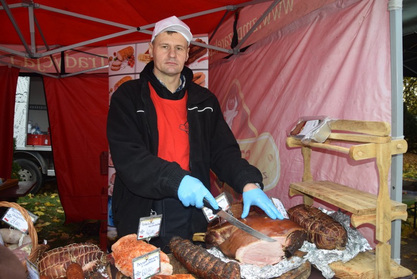 Tradycyjne wędliny, sery, chleby, miody i mnóstwo innych smakołyków na Podkarpackim Bazarku w Boguchwale [ZDJĘCIA]