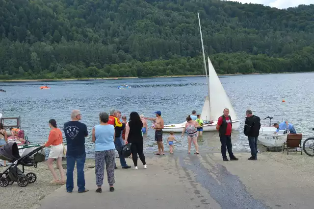 Tłum plażowiczów nad Klimkówką