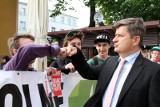 Palikot zdejmował Polskę z Krzyża, narodowcy wariowali i deptali jego książkę (wideo, zdjęcia)