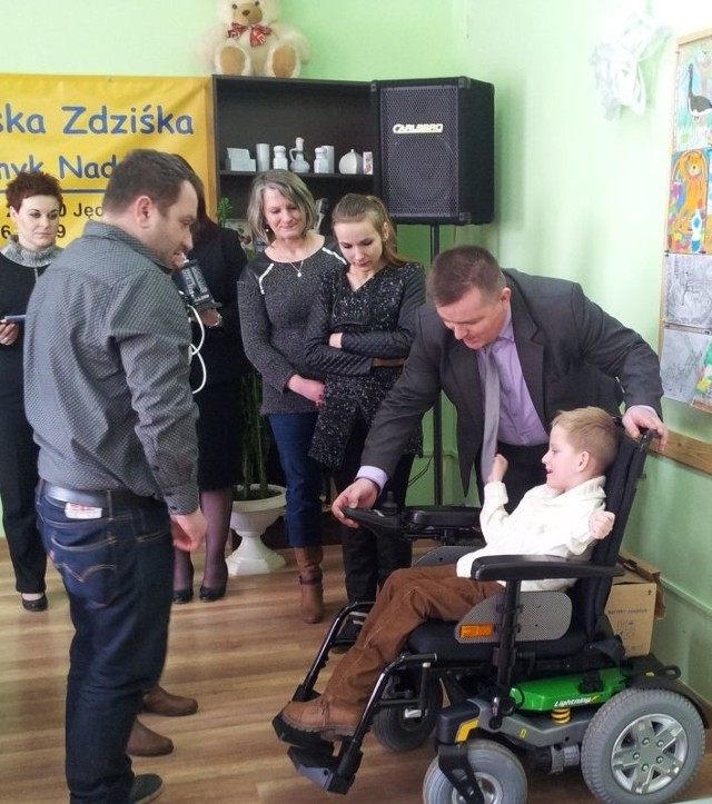 W siedzibie fundacji Miśka Zdziśka odbyło się uroczyste przekazanie sprzętu dla potrzebujących. Nikodem Śledź otrzymał wózek elektryczny o wartości 12 tysięcy złotych.