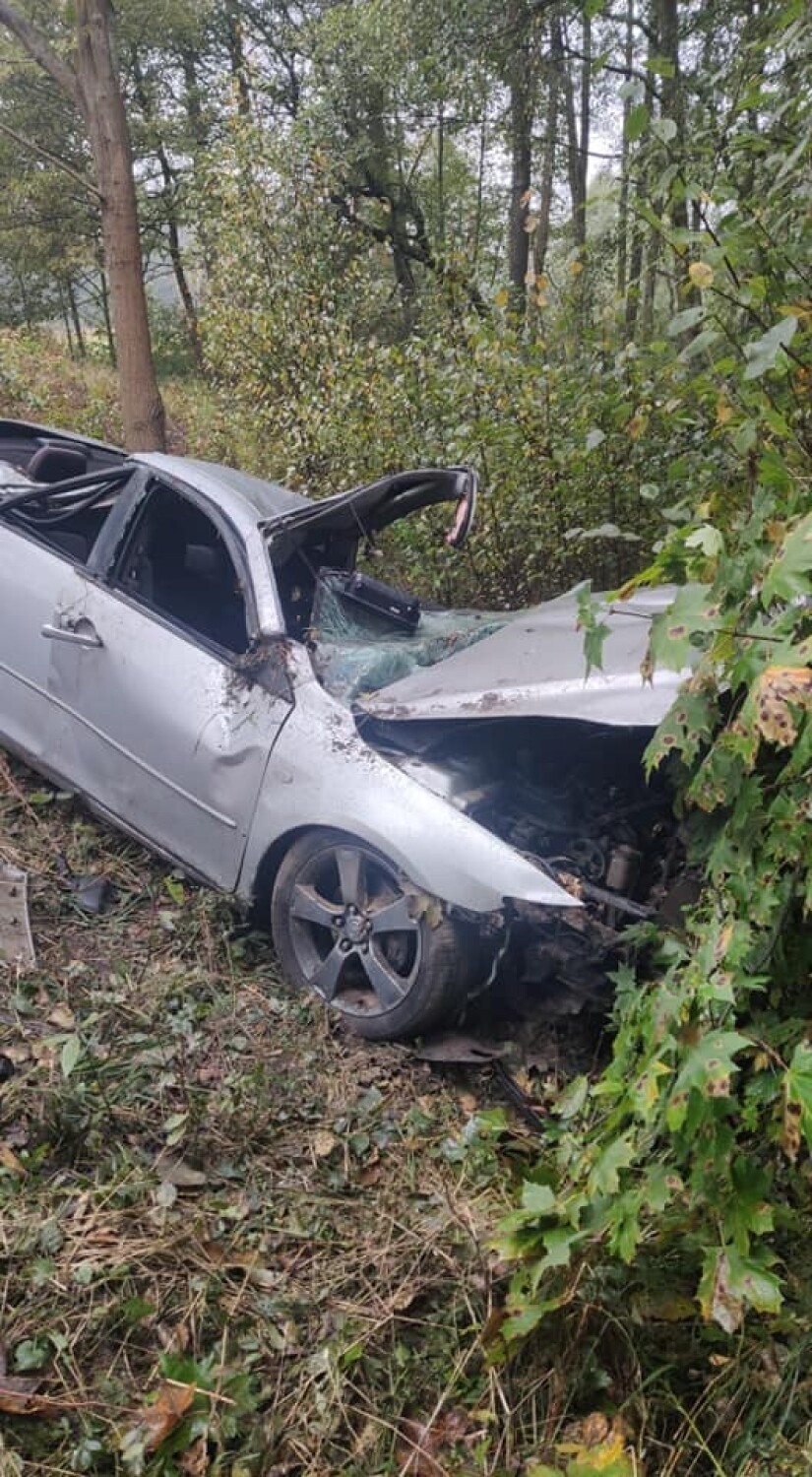 Śmiertelny wypadek na DK74 w okolicy miejscowości Rusiec. Auto uderzyło w drzewo, kierowca nie przeżył