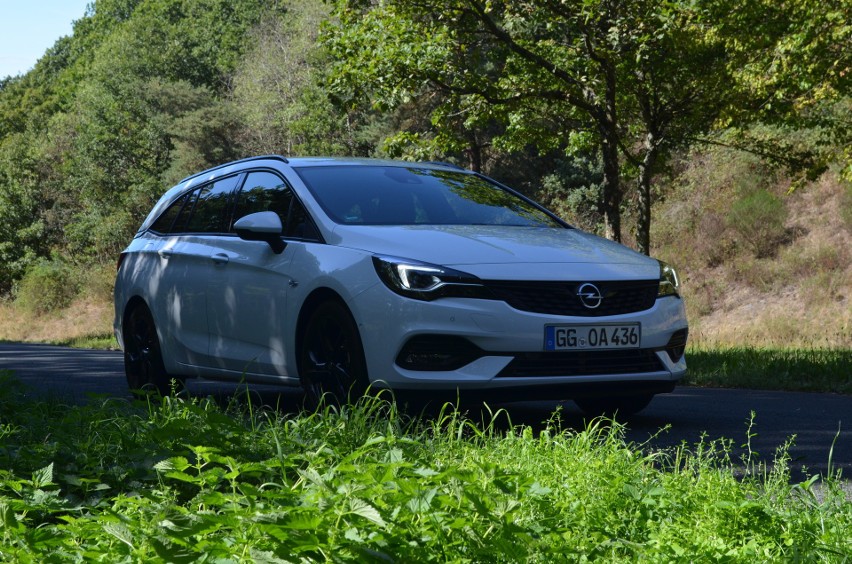Na zewnątrz Opel zmienił się nieznacznie, największą różnicą...