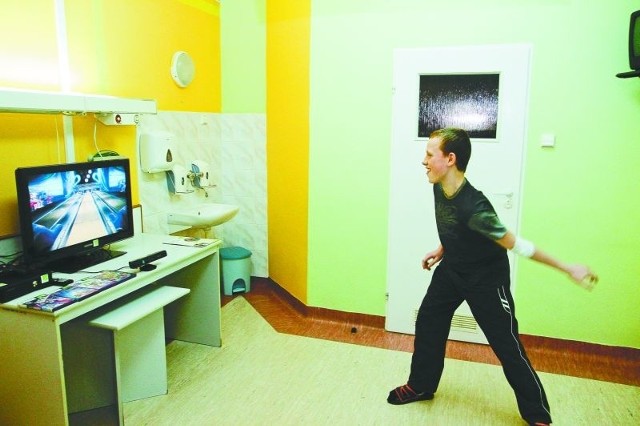 14-letni Przemek był jednym z pierwszych testujących możliwość grania w kręgle w Klinice Onkologii i Hematologii Dziecięcej w Białymstoku