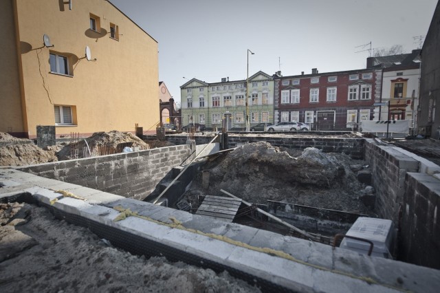 Centrum Nauki "wychodzi z ziemi". Powstaje wzdłuż historycznej linii zabudowy. Projekt architektonicznie nawiązuje do bramy prowadzącej do parku