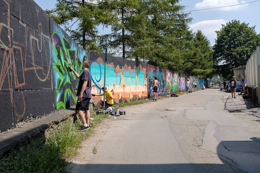 Tarnów. Garfficiarze ubarwili mur przy stadionie Tarnovii [ZDJĘCIA]