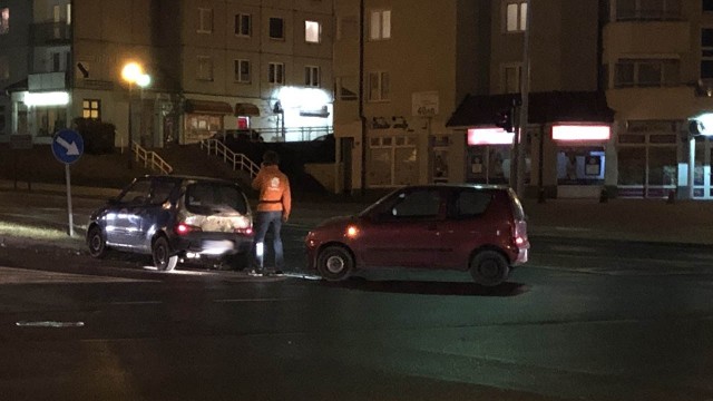 Do zderzenia doszło we wtorek, 19 lutego po godz. 21,  na skrzyżowaniu w Zielonej Górze. Zderzyły się dwa samochody osobowe. Kierowca fiata seicento jechał w ulicą Wojska Polskiego w kierunku centrum. Na skrzyżowanie wjechał na zielonym świetle. Kierowca drugiego seicento jechał ulicą Zacisze w kierunku Wyszyńskiego. Do zderzenia doszło na środku skrzyżowania.Samolot leciał bardzo nisko nad samochodami jadącymi S3. WIDEO: