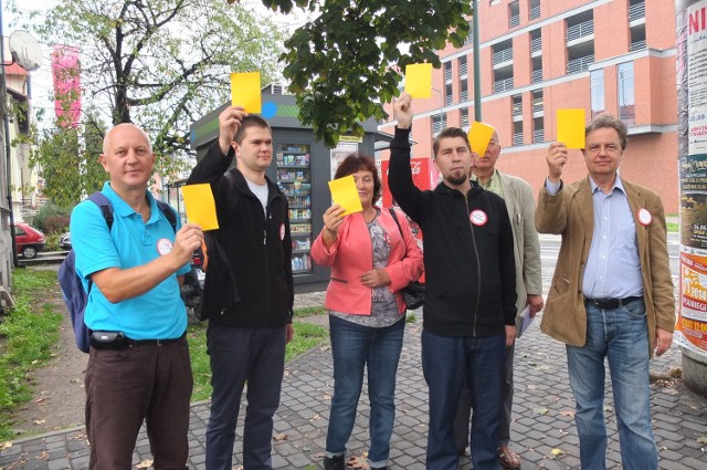 Działacze Twojego Ruchu pokazali dziś Garbowskiemu symboliczne żółte kartki.
