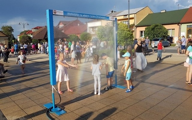 W Połańcu na rynku stanęła kurtyna wodna, która zachęca do orzeźwienia w upalne dni zarówno dzieci jak i dorosłych.Przyjemna mgiełka daje ochłodzenie oraz niesamowitą radość i zabawę dla najmłodszych. 