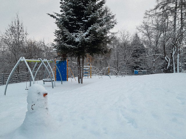 Wielicki Stok pod Baranem, przez lata bardzo zaniedbany, zmienił się w atrakcyjny park. W śnieżnej wersji nowe miejsce rekreacji prezentuje się wręcz magicznie