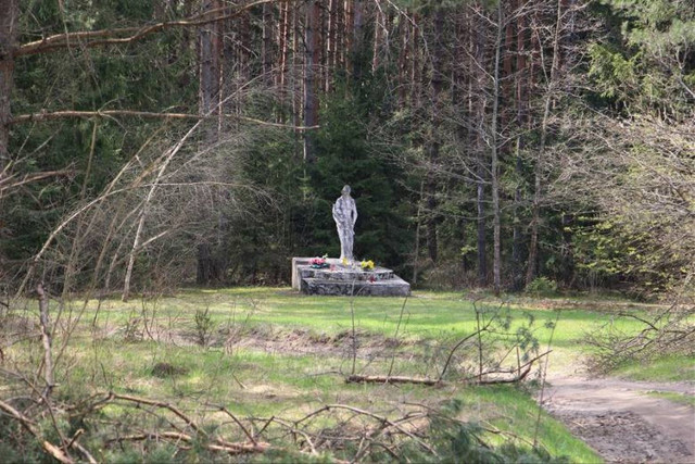 Popówka. Po wielkiej tragedii wieś zniknęła z powierzchni ziemi. Został tylko pomnik na skraju lasu