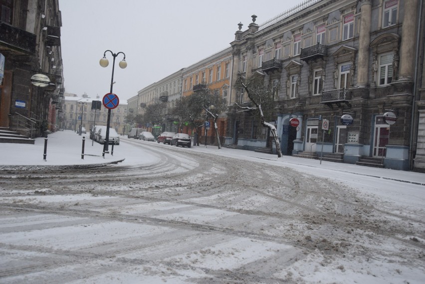 Tak wyglądała w niedzielę zima w Radomiu. Większość ulic...