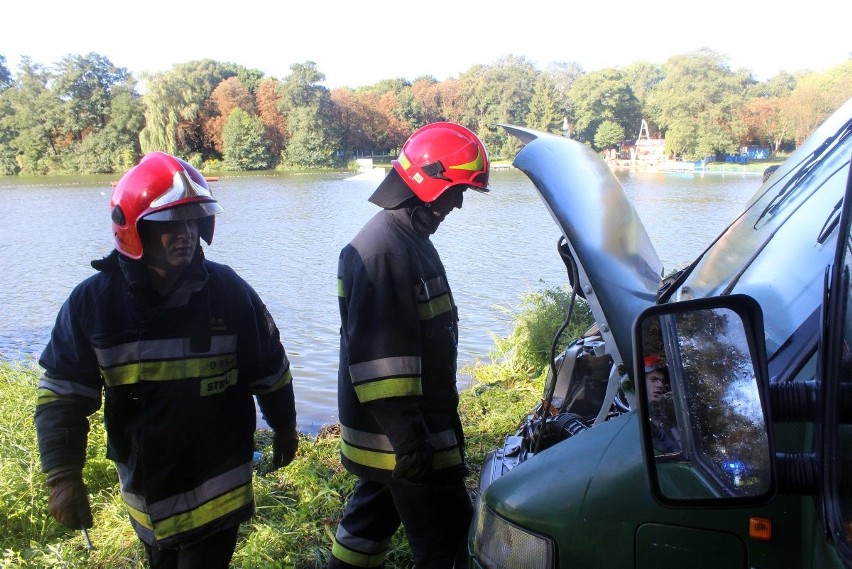 Samochód zatopiony w Stawach Stefańskiego w Łodzi