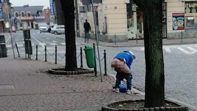 Nowy Targ. Obsceniczne zachowanie w centrum miasta. Ktoś... wypróżnił się na Rynku